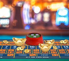 Roda roulette JILI dengan dealer mengoperasikan putaran bola